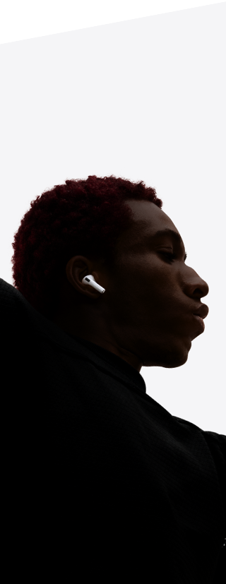 AirPods Pro 3 dikenakan di telinga seorang penari