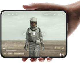 iPhone Duo, dipegang dengan satu tangan, dibuka dalam orientasi horizontal, tidak dilipat sama sekali, layar interior menampilkan acara Apple TV
