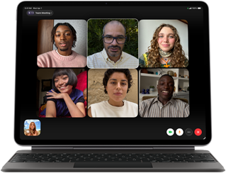 iPad Air, terpasang ke Magic Keyboard, warna Hitam, panggilan Group FaceTime di layar