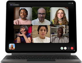 iPad Air, terpasang ke Magic Keyboard, warna Hitam, panggilan Group FaceTime di layar