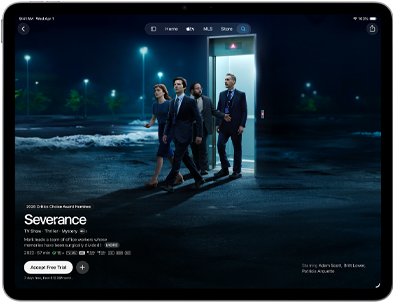 iPad Air, eksterior depan, layar menampilkan Severance di aplikasi Apple TV