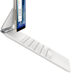 iPad Air, warna Putih Pucat Metalik, terpasang ke Magic Keyboard, warna putih, eksterior samping
