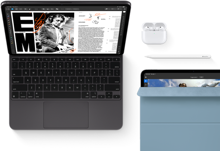 iPad Pro terpasang ke Magic Keyboard, eksterior depan, warna hitam angkasa, sudut melengkung, bezel layar hitam, terbuka, layar menampilkan aplikasi pengeditan artikel dengan teks dan foto seorang perempuan yang sedang memutar musik, AirPods 4 dalam casing terbuka, cover Smart Folio biru pada iPad Pro dengan Apple Pencil Pro bertumpu di atas perangkat, cover sedikit terbuka memperlihatkan layar