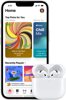 iPhone 17e, eksterior depan, aplikasi Apple Music dengan Layar Home terbuka, di samping AirPods Pro 3 dalam Casing Pengisian Daya MagSafe yang terbuka