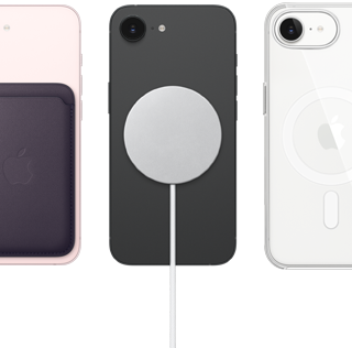 iPhone 17e, eksterior belakang, warna pink lembut, Dompet FineWoven dengan MagSafe terpasang, iPhone 17e, eksterior belakang, warna hitam, Pengisi Daya MagSafe terpasang, iPhone 17e, eksterior belakang, warna putih, Casing Transparan dengan MagSafe terpasang