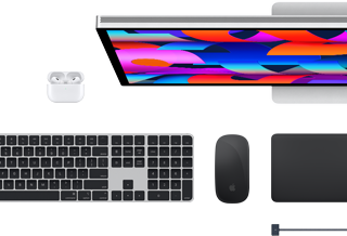 Aksesori Mac: Airpods, Studio Display, Magic Keyboard, Magic Mouse, Magic Trackpad, kabel pengisi daya MagSafe dalam warna Biru Temaram