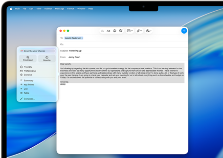 Layar MacBook Air memperlihatkan Alat Menulis Apple Intelligence yang sedang menulis email