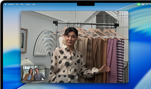Panggilan video di MacBook Pro, di mana seorang perempuan memperlihatkan kain kepada dua orang dalam panggilan, dengan Center Stage yang membuatnya tetap berada di tengah frame meskipun banyak bergerak