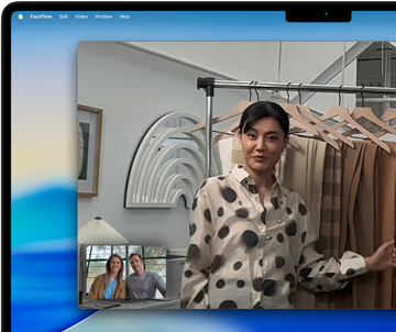 Panggilan video di MacBook Pro, di mana seorang perempuan menunjukkan kain kepada dua orang dalam panggilan, dengan Center Stage yang membuatnya tetap berada di tengah frame meskipun banyak bergerak