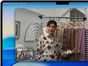 Panggilan video di MacBook Pro, di mana seorang perempuan menunjukkan kain kepada dua orang dalam panggilan, dengan Center Stage yang membuatnya tetap berada di tengah frame meskipun banyak bergerak