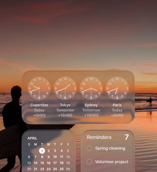 Widget Liquid Glass Jam, Kalender, Pengingat, dan Cuaca di layar macOS Tahoe, di atas gambar seorang peselancar yang berjalan di pantai saat matahari terbenam