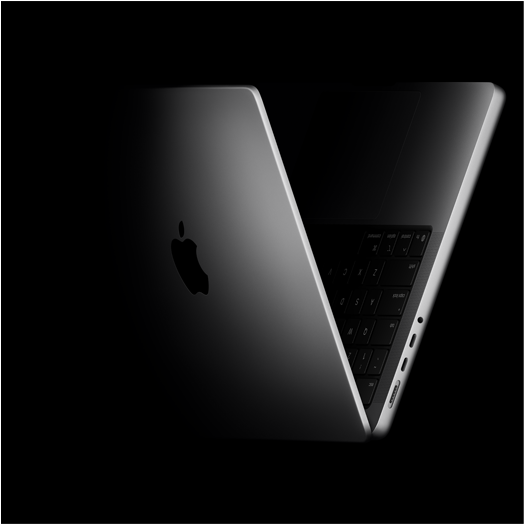 MacBook Pro yang diposisikan dalam bentuk V, mengacu ke jajaran chip M5