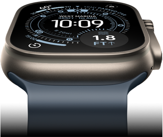 Apple Watch Ultra 3 dimiringkan ke depan, casing titanium alami, kompas di wajah jam Orienteering, Tali Jam Ocean biru jangkar