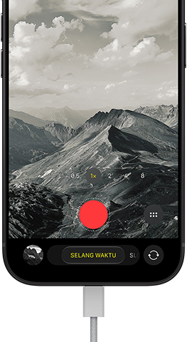 iPhone 18 Pro, eksterior depan, menampilkan lanskap bergunung, dengan overlay mode kamera dalam mode Selang Waktu, dengan kabel daya terpasang ke port pengisian daya