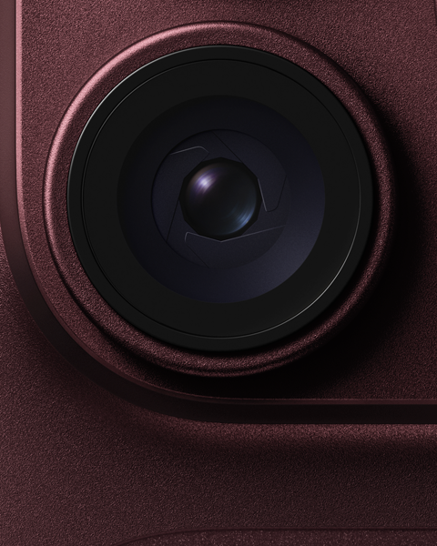 Lensa aperture variabel kamera utama ditampilkan di iPhone 18 Pro warna Burgundi