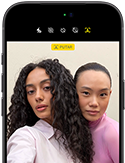 iPhone 18 Pro, hitam, eksterior depan, menampilkan dua model yang berpose untuk kamera, menunjukkan kamera depan Center Stage
