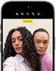 iPhone 18 Pro, hitam, eksterior depan, menampilkan dua model yang berpose untuk kamera, menunjukkan kamera depan Center Stage