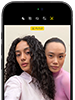 iPhone 18 Pro, hitam, eksterior depan, menampilkan dua model yang berpose untuk kamera, menunjukkan kamera depan Center Stage