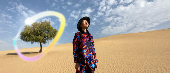 iPad Pro, layar eksterior depan dengan latar belakang gradien biru tua dan hijau dengan beberapa aplikasi terbuka, tangan memegang Apple Pencil Pro yang melingkari sketsa yang menampilkan fitur Apple Intelligence Image Wand