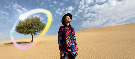 iPad Pro, layar eksterior depan dengan latar belakang gradien biru tua dan hijau dengan beberapa aplikasi terbuka, tangan memegang Apple Pencil Pro yang melingkari sketsa yang menampilkan fitur Apple Intelligence Image Wand