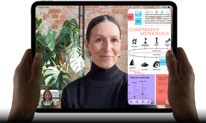 iPad Pro, eksterior depan, orientasi lanskap, warna hitam angkasa, sudut melengkung, bezel layar hitam, tangan memegang sisi kiri dan kanan, layar menampilkan percakapan FaceTime yang sedang diterjemahkan secara langsung, dan aplikasi pendidikan yang menampilkan presentasi "Mitologi Perbandingan" dengan teks, diagram, dan catatan tulisan tangan