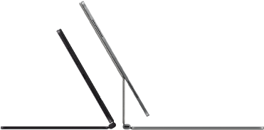 2 Perangkat iPad Pro terpasang ke Magic Keyboard, eksterior samping, bentuk tipis, warna hitam angkasa dengan speaker dan port USB-C, miring terbuka setengah, warna perak, terbuka, dimiringkan ke belakang menampilkan desain penopang untuk tampilan melayang papan ketik, speaker, dan mikrofon