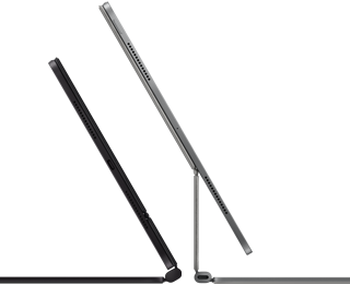 2 Perangkat iPad Pro terpasang ke Magic Keyboard, eksterior samping, bentuk tipis, warna hitam angkasa dengan speaker dan port USB-C, miring terbuka setengah, warna perak, terbuka, dimiringkan ke belakang menampilkan desain penopang untuk tampilan melayang papan ketik, speaker, dan mikrofon