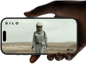 Tangan menggenggam iPhone 17 Pro, [NDA], horizontal, pemutaran video di desain layar sepenuhnya menunjukkan kekuatan baterai