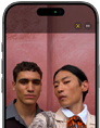 Layar depan iPhone 17 Pro menunjukkan fitur Pusat Sorotan untuk foto dan cara mengambil Selfie sekelompok orang, dengan wajah mereka disorot
